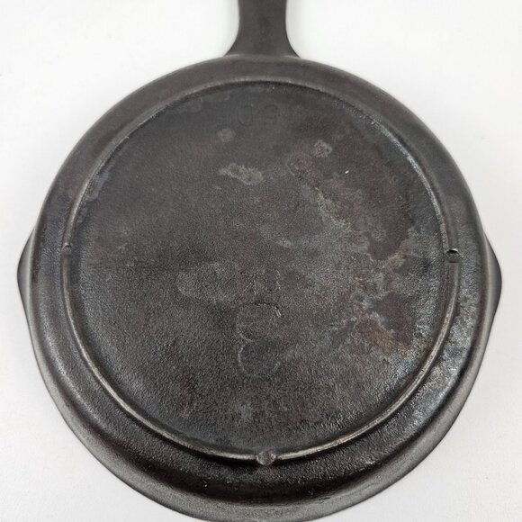 Vintage Cast Iron Small Skillet SK Mark 5D 3 Notch Heat Ring Double Pour Spout - Picture 6 of 11